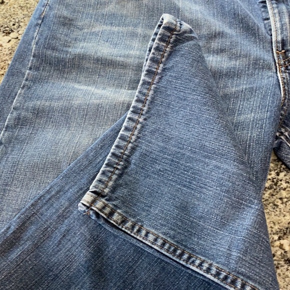 569 Levi Strauss & Co. 40 x 32 - Picture 2 of 11